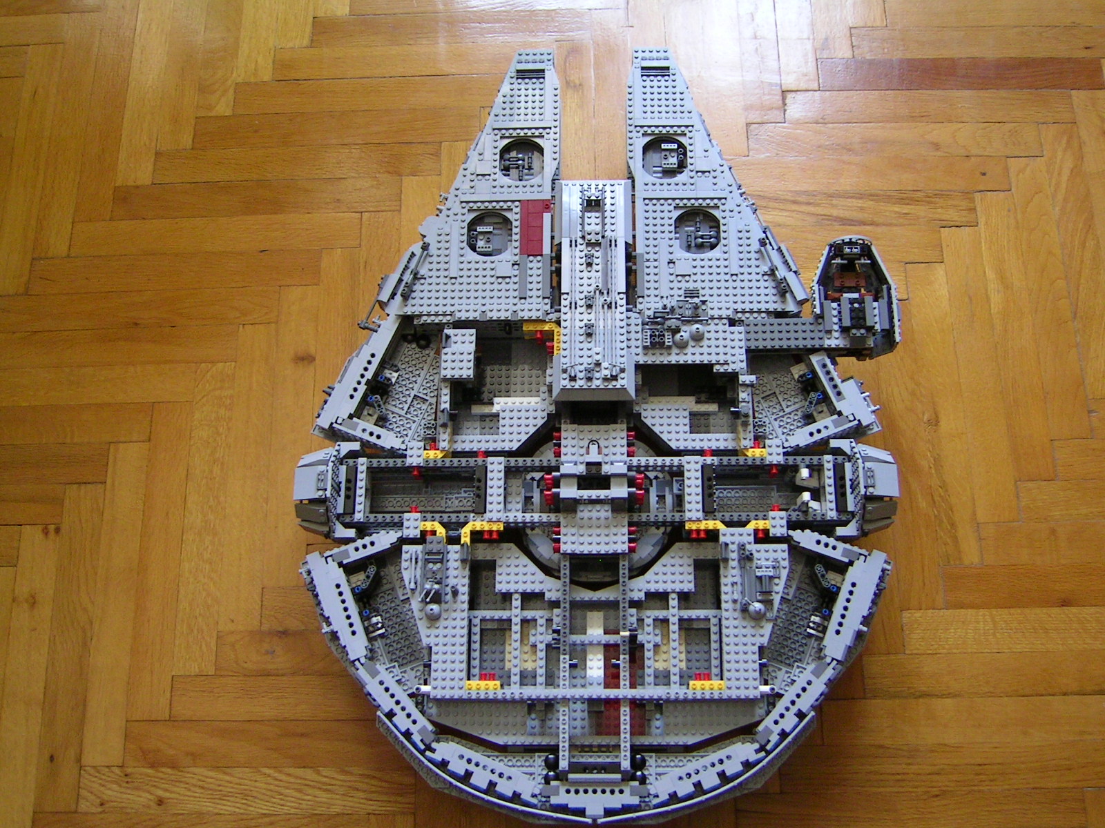 10179_millennium_falcon_ucs_19.jpg