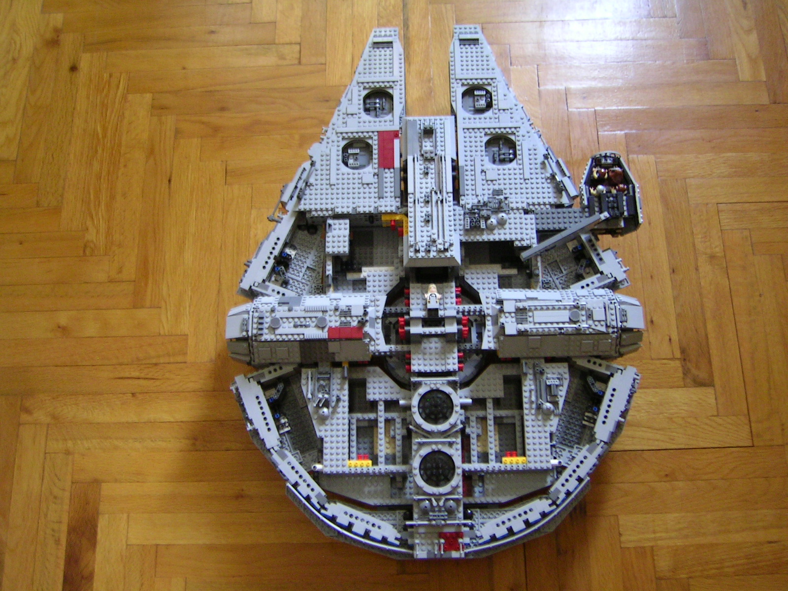 10179_millennium_falcon_ucs_21.jpg