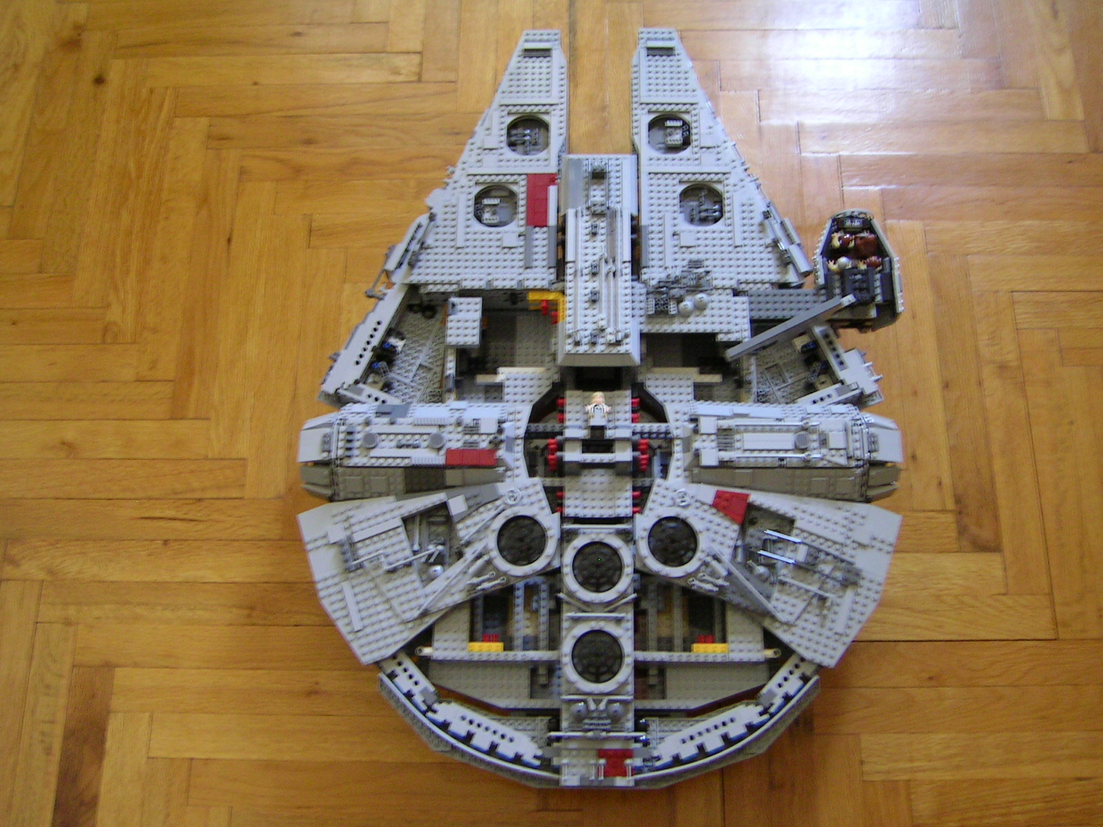10179_millennium_falcon_ucs_22.jpg
