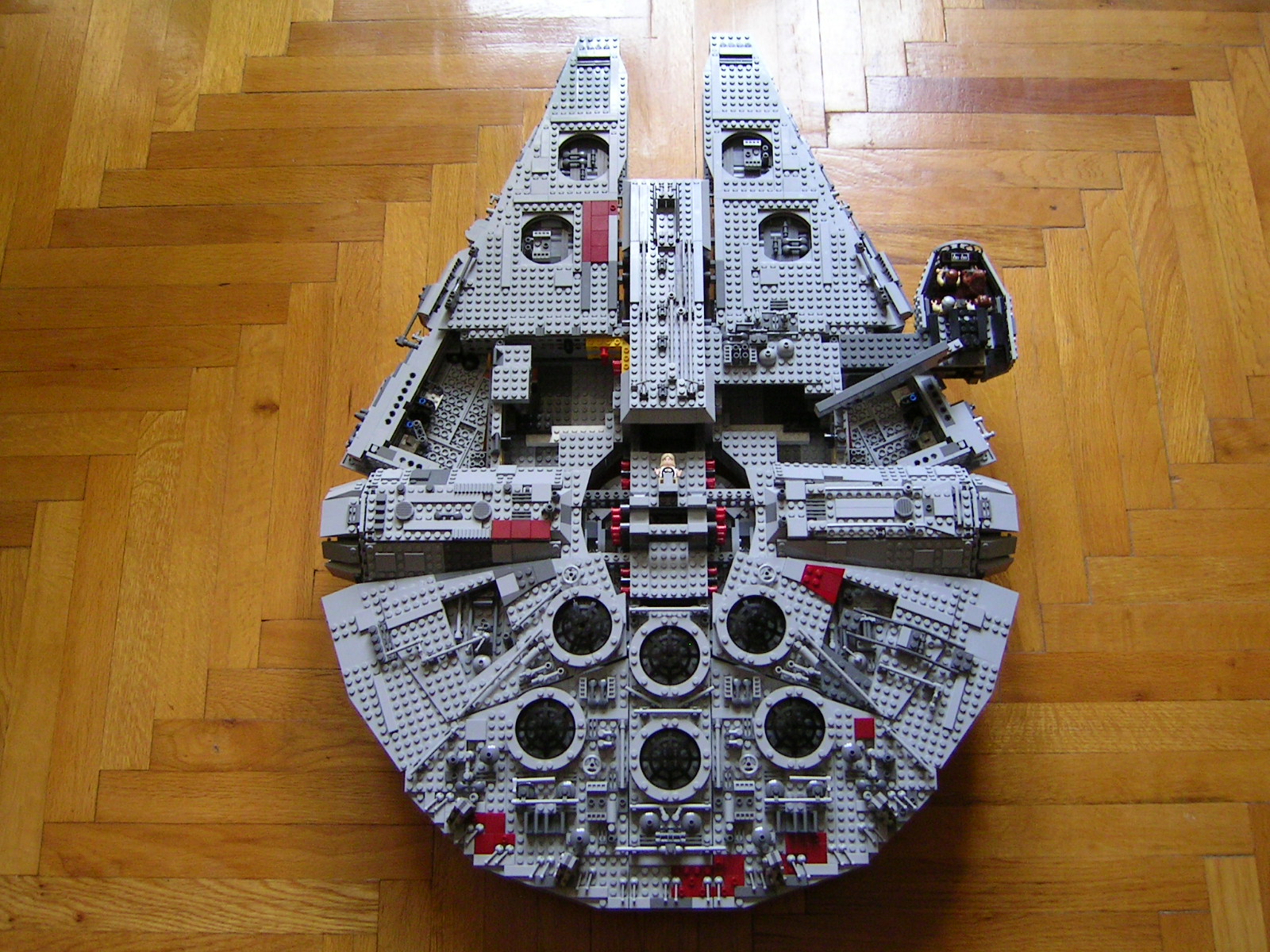 10179_millennium_falcon_ucs_23.jpg