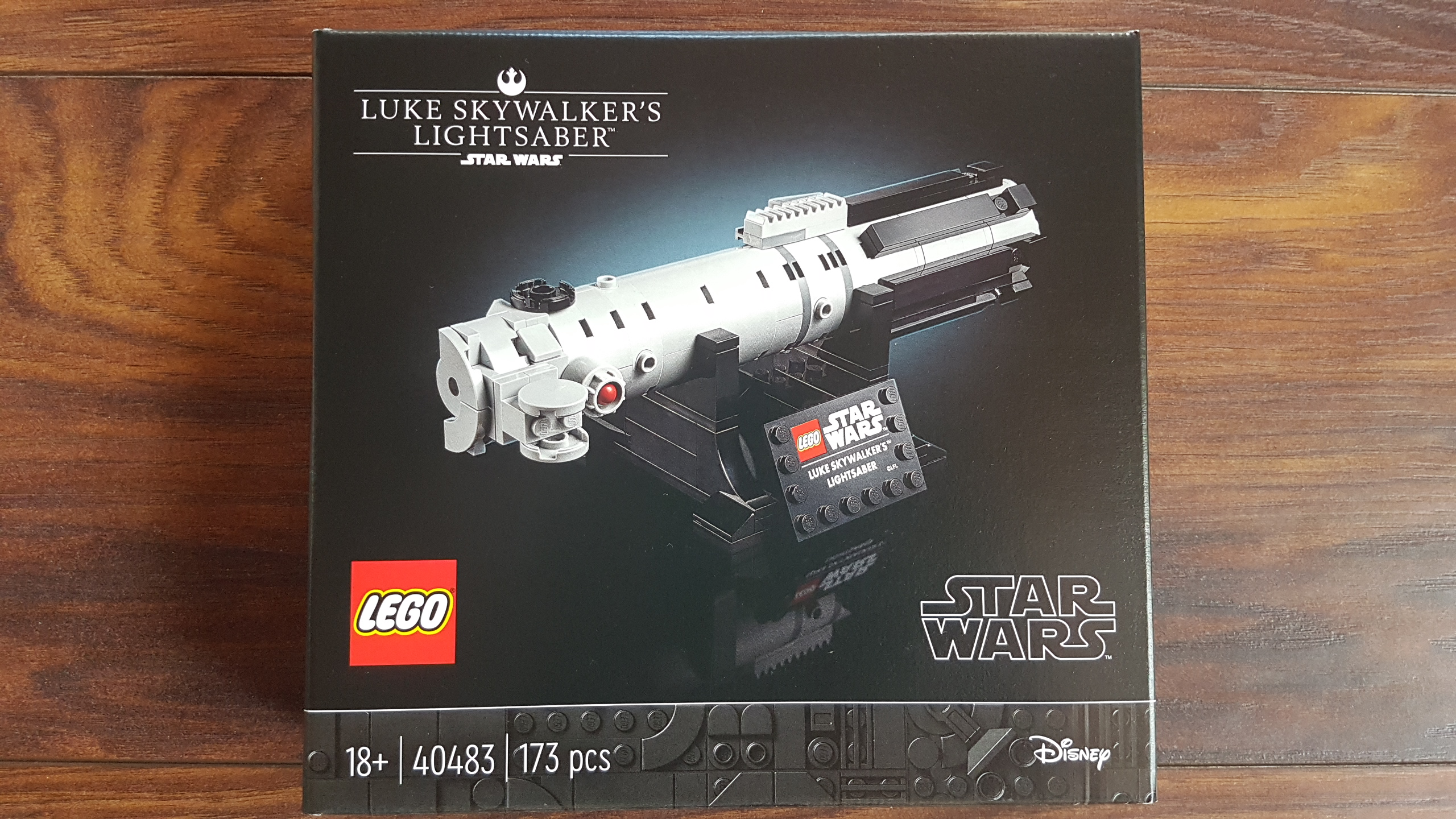 40483_luke_skywalkers_lightsaber.jpg