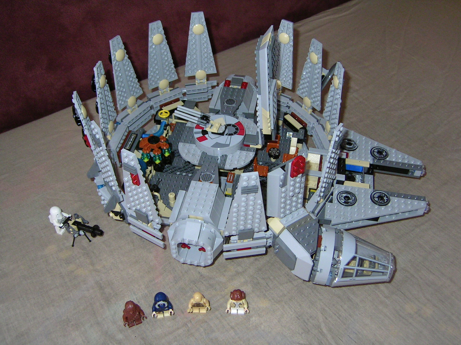 4504_millennium_falcon_0.jpg
