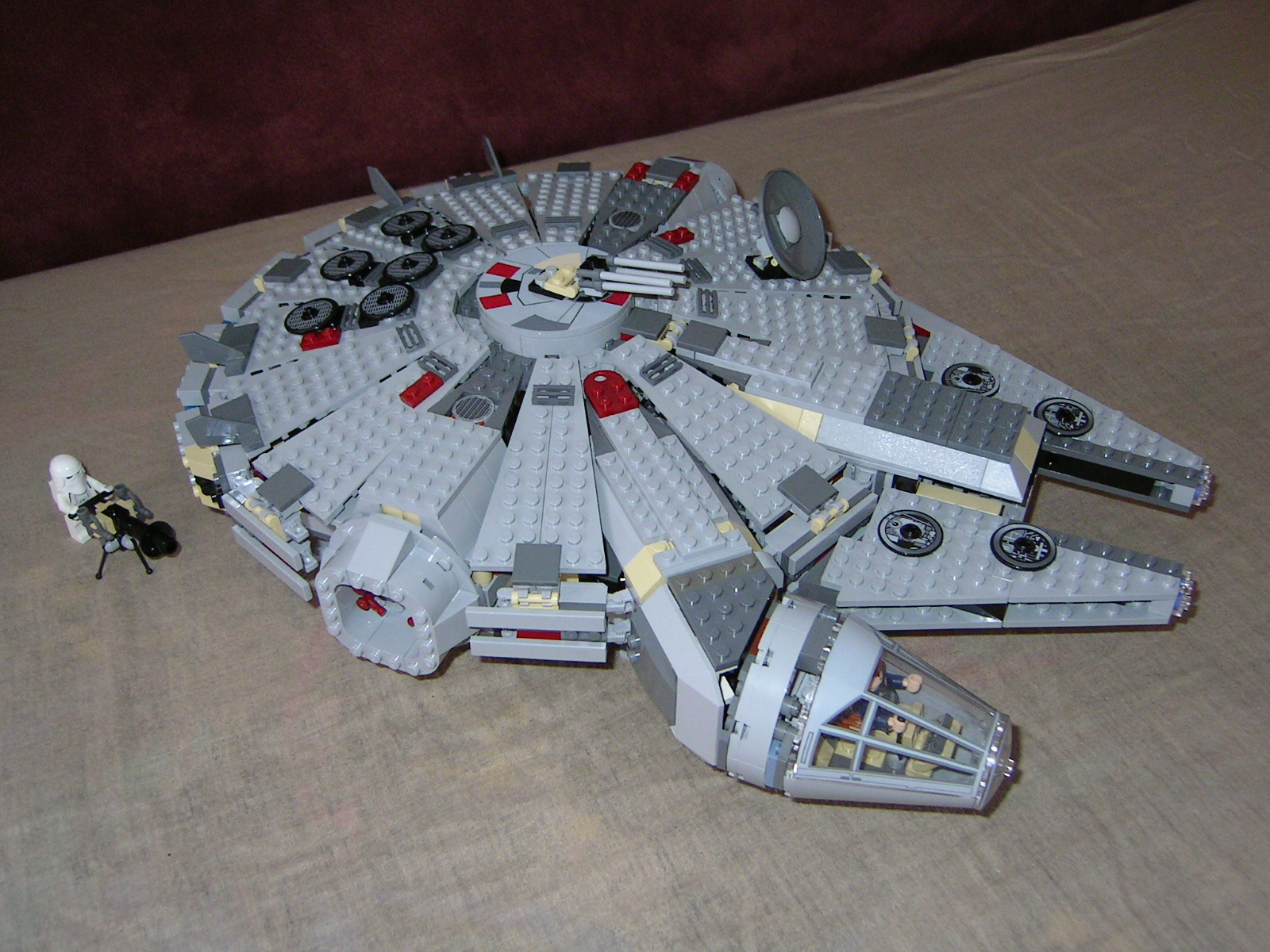 4504_millennium_falcon_1.jpg