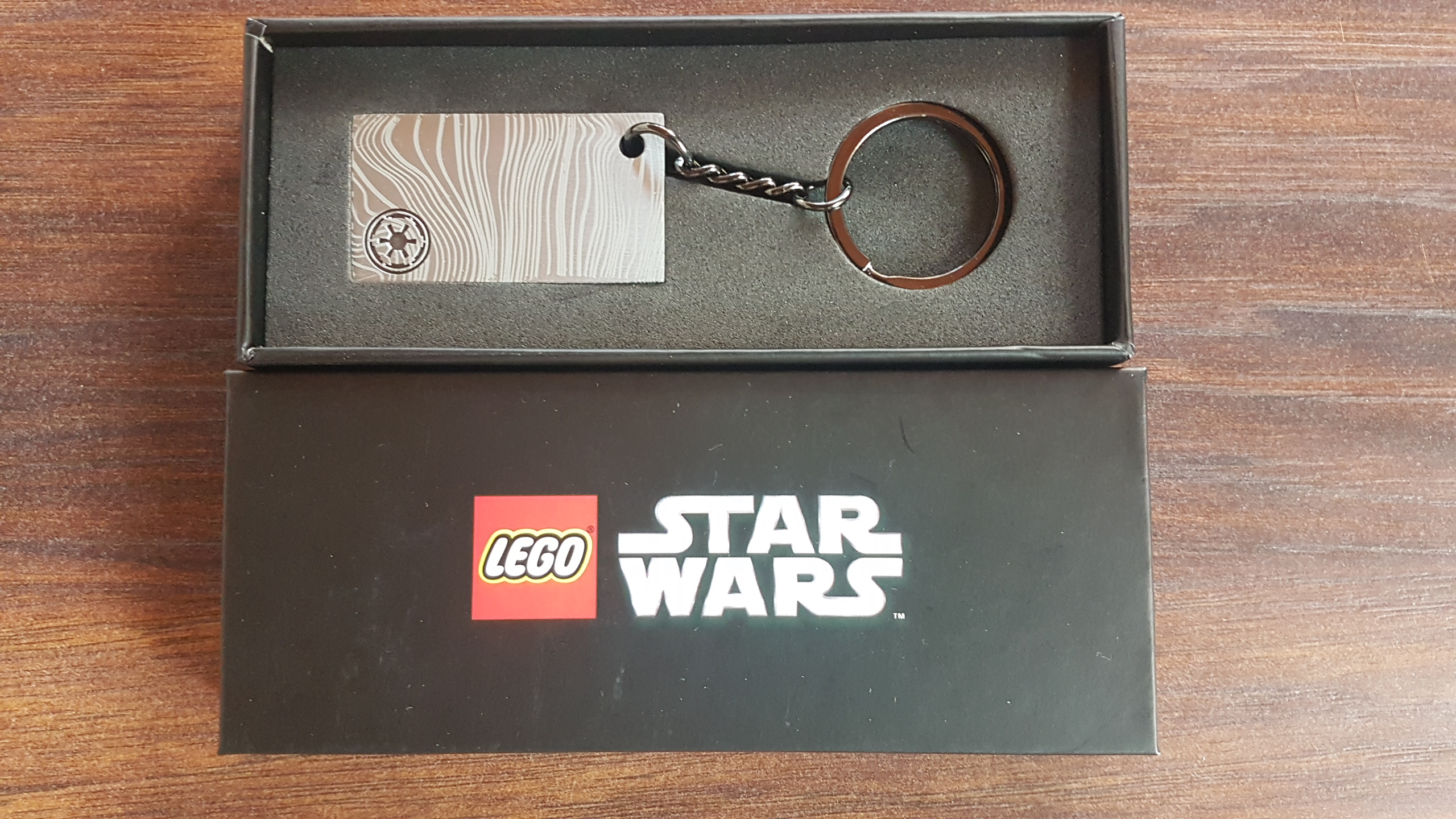 5007403_the_mandalorian_beskar_key_chain.jpg