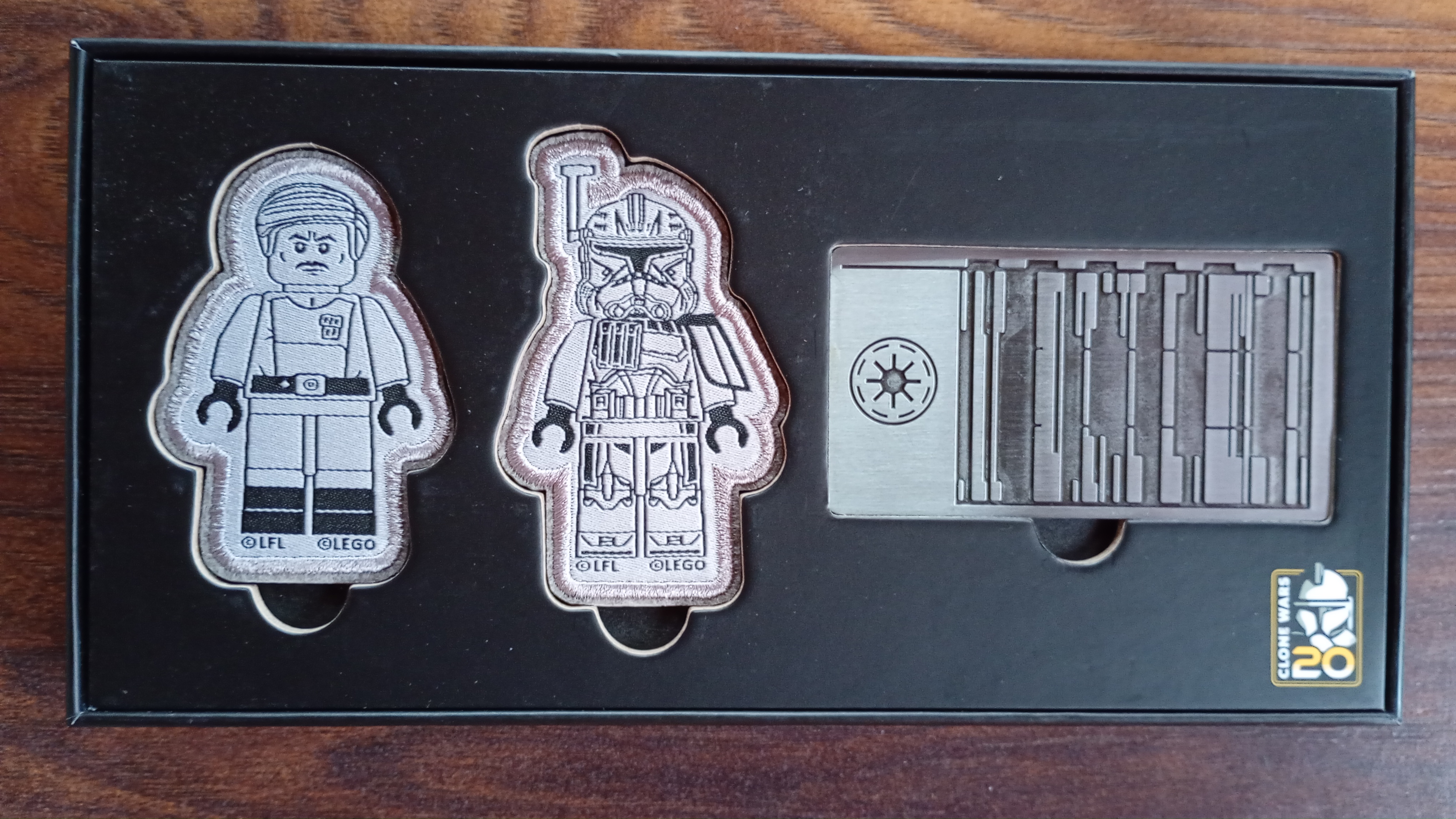 5008162_Star_Wars_Metal_Republic_Credit_with_2_Patches.jpg
