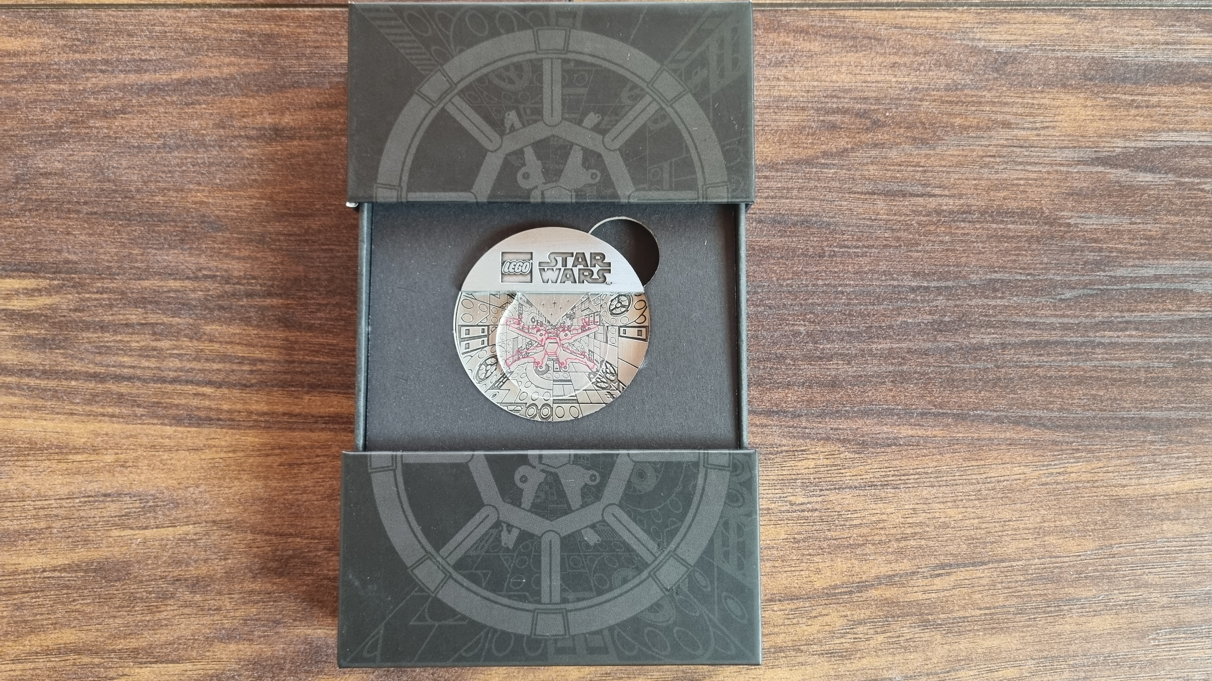 5008818_battle_of_yavin_collectable_coin.jpg