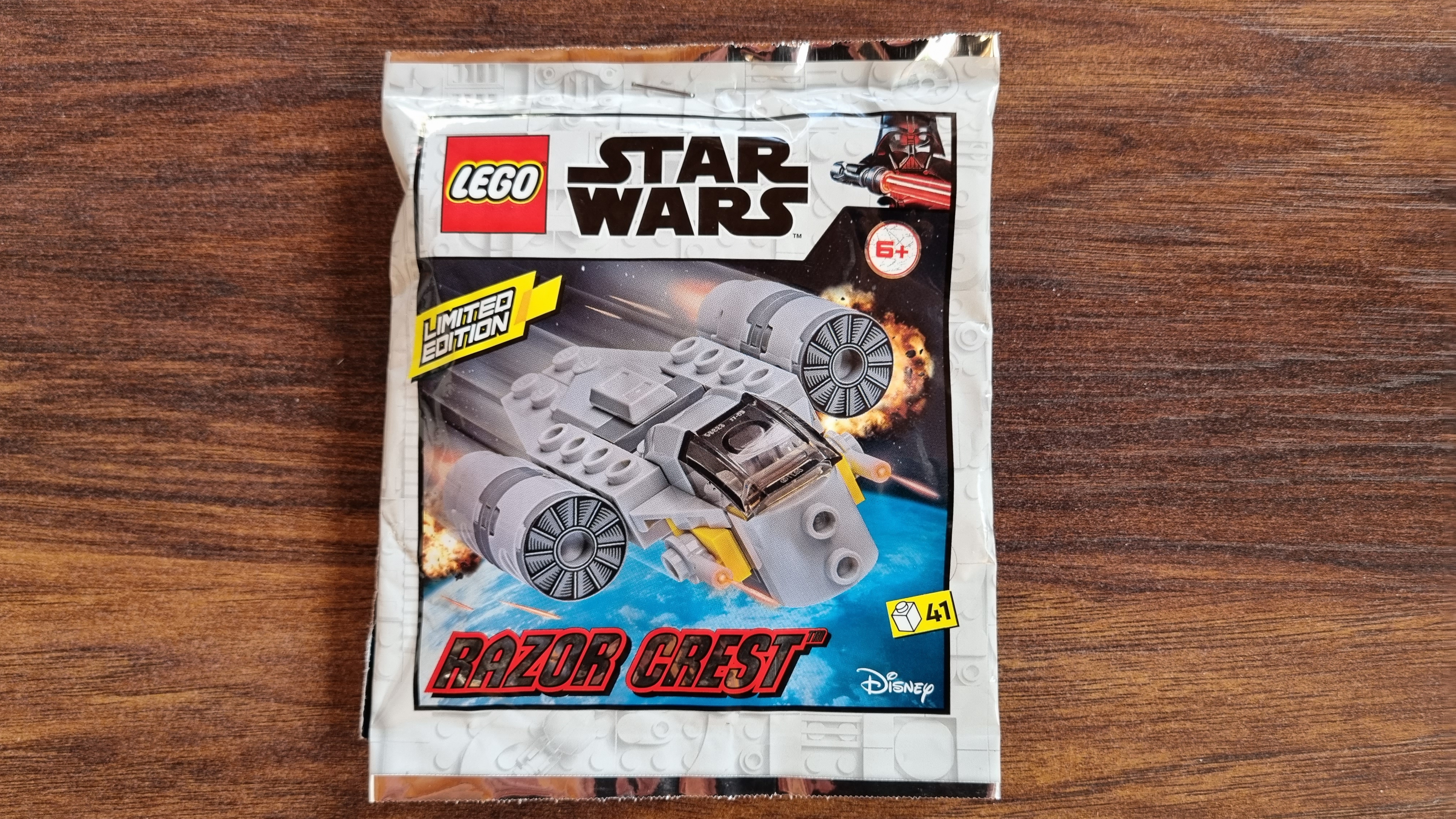 912284_the_razor_crest_foil_pack.jpg