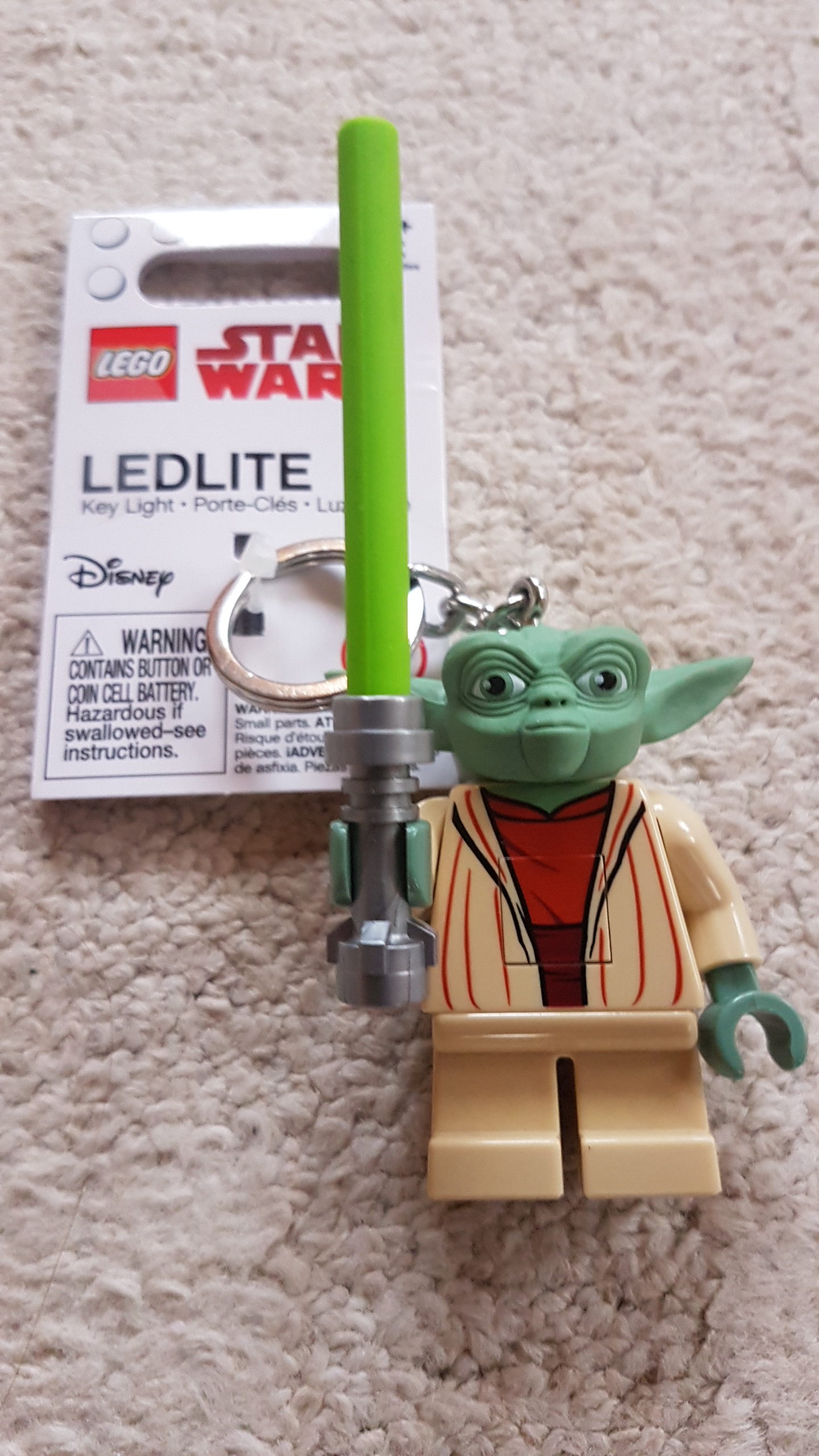 lgl_ke122_yoda_with_lightsaber_light_key_chain.jpg