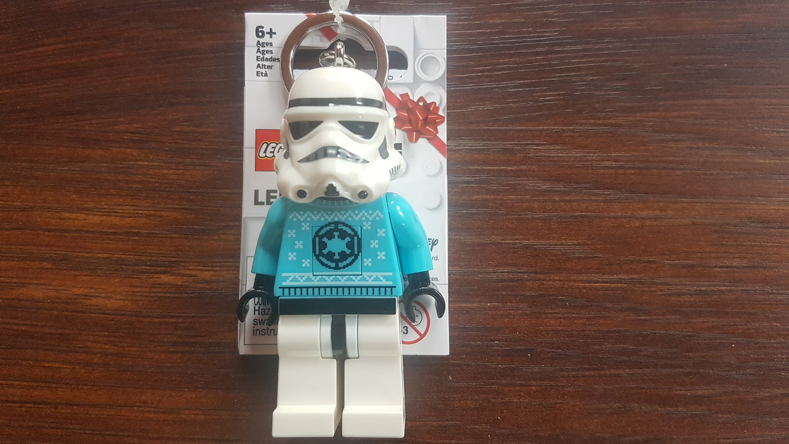 lgl_ke174_stormtrooper_festive_sweater_key_chain.jpg