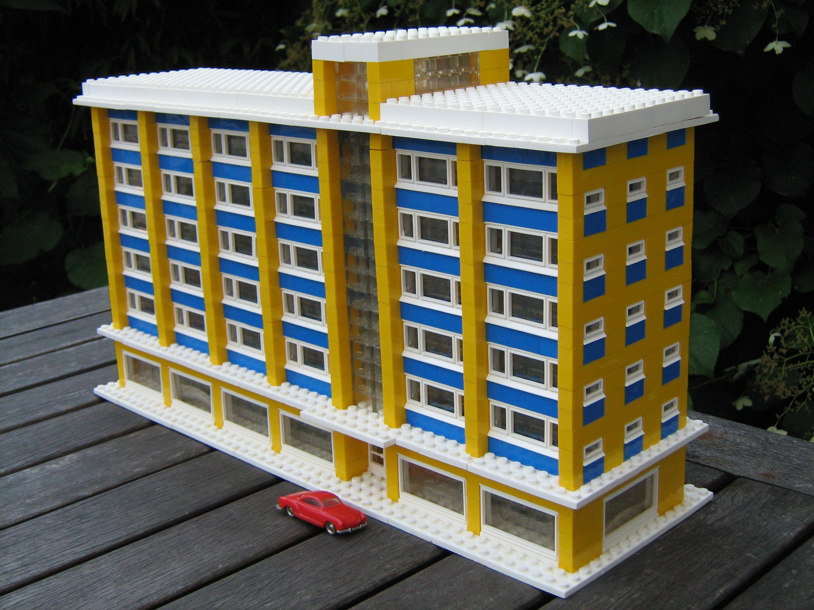 1963_usa_appartment_building.jpg