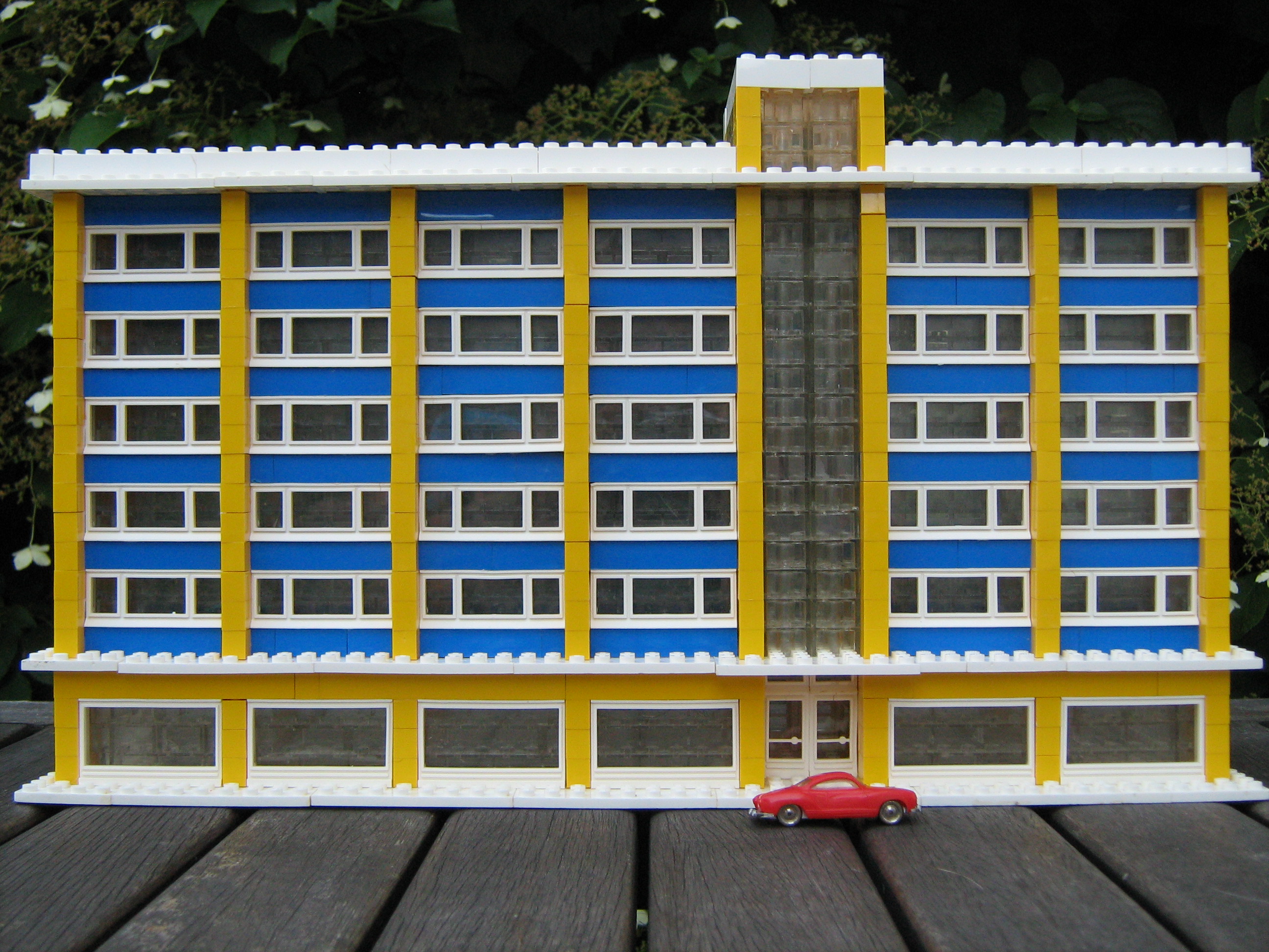 1963_usa_appartment_building_-_front.jpg