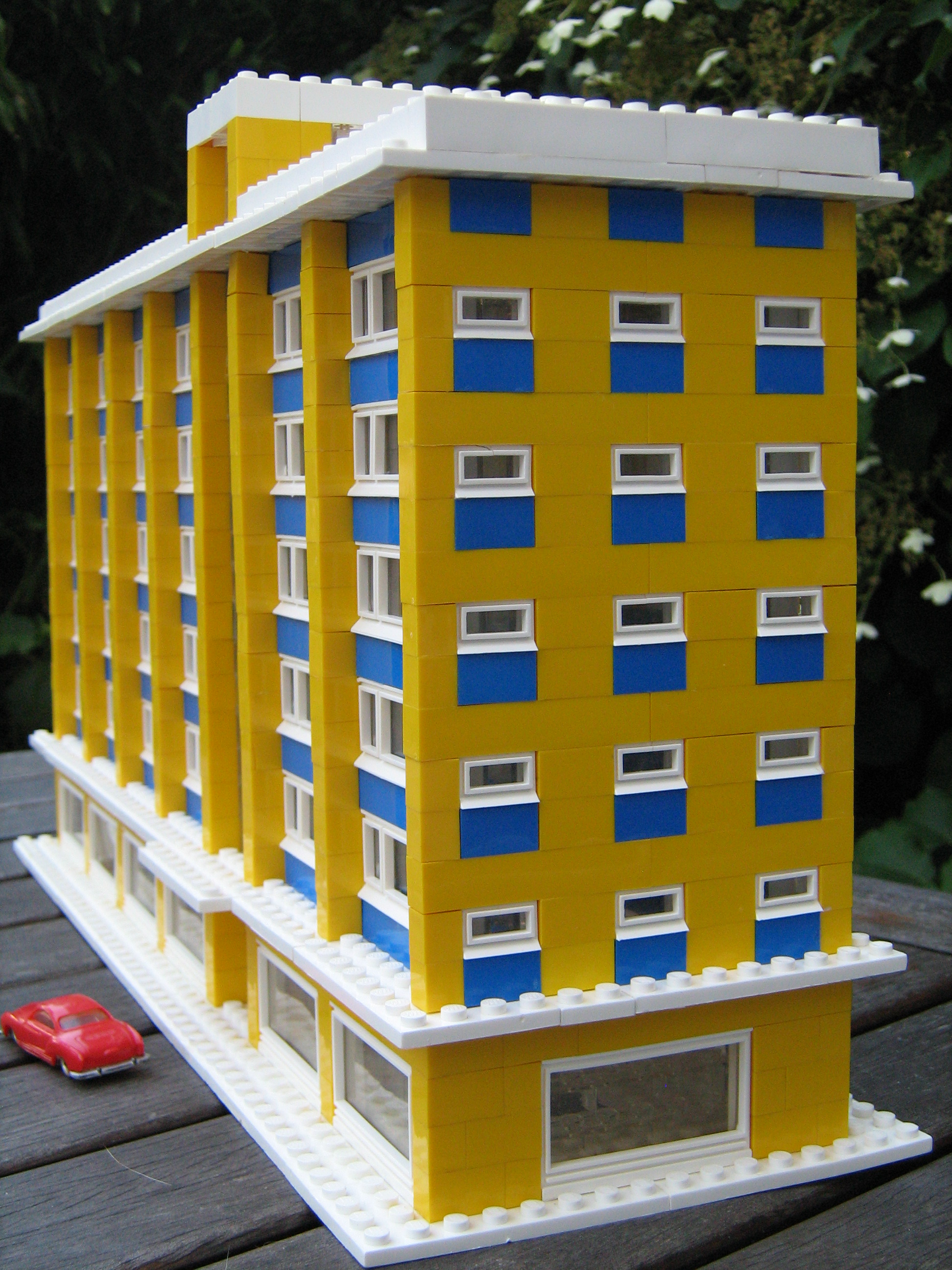 1963_usa_appartment_building_-_side.jpg