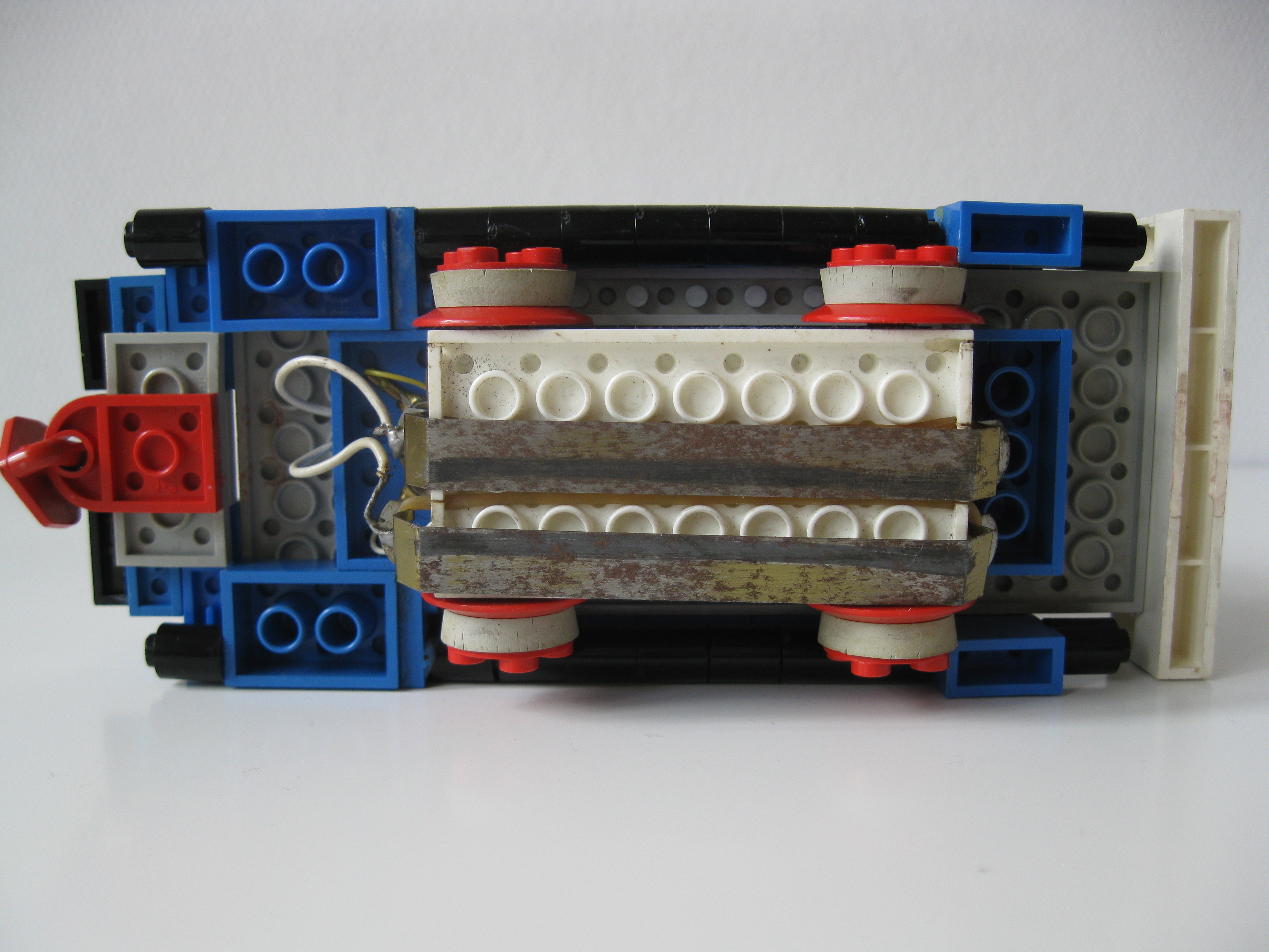 steam_locomotive_set_-_loc_-_bottom.jpg