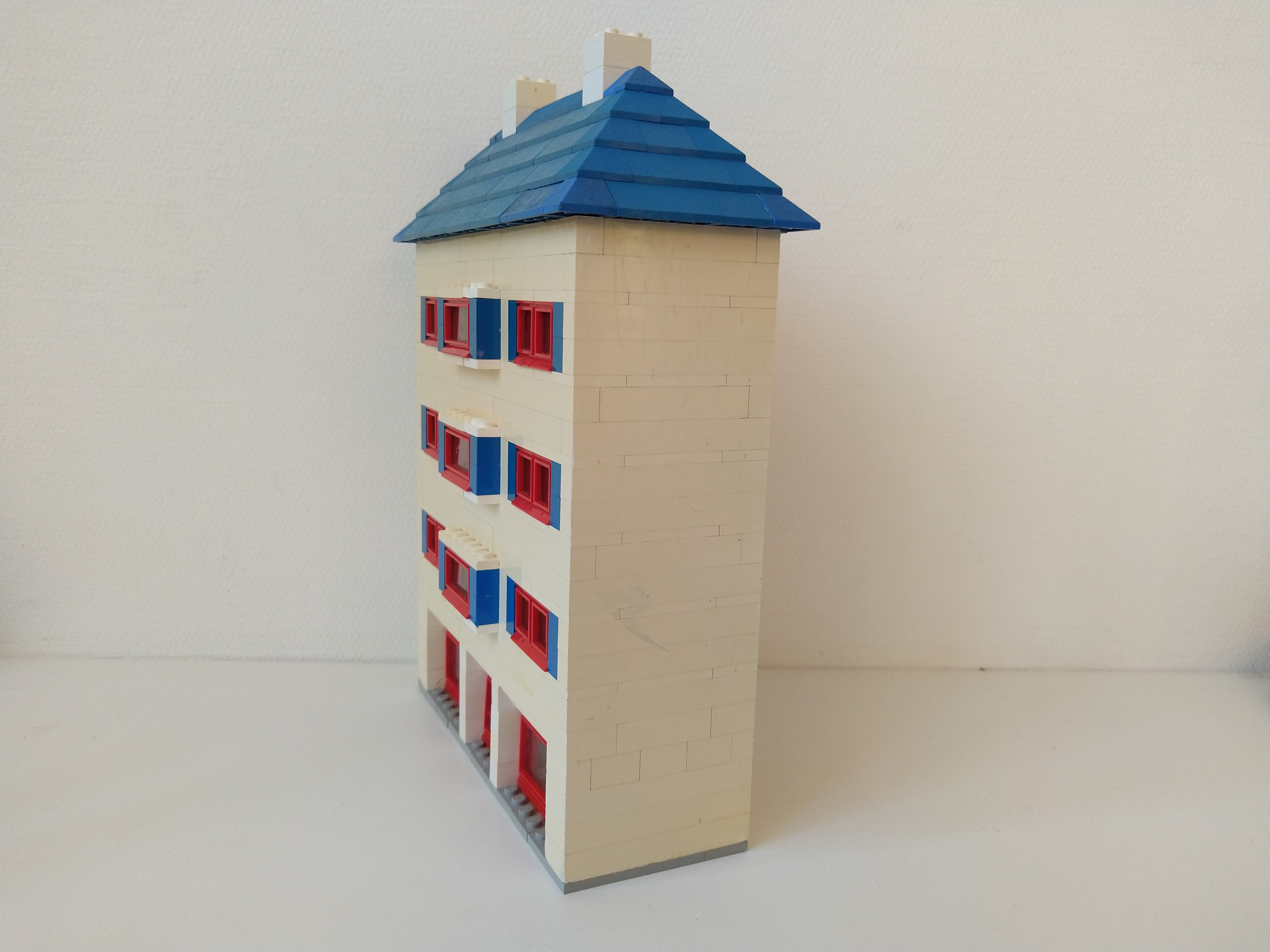 small_flat_with_shops_-_side.jpg