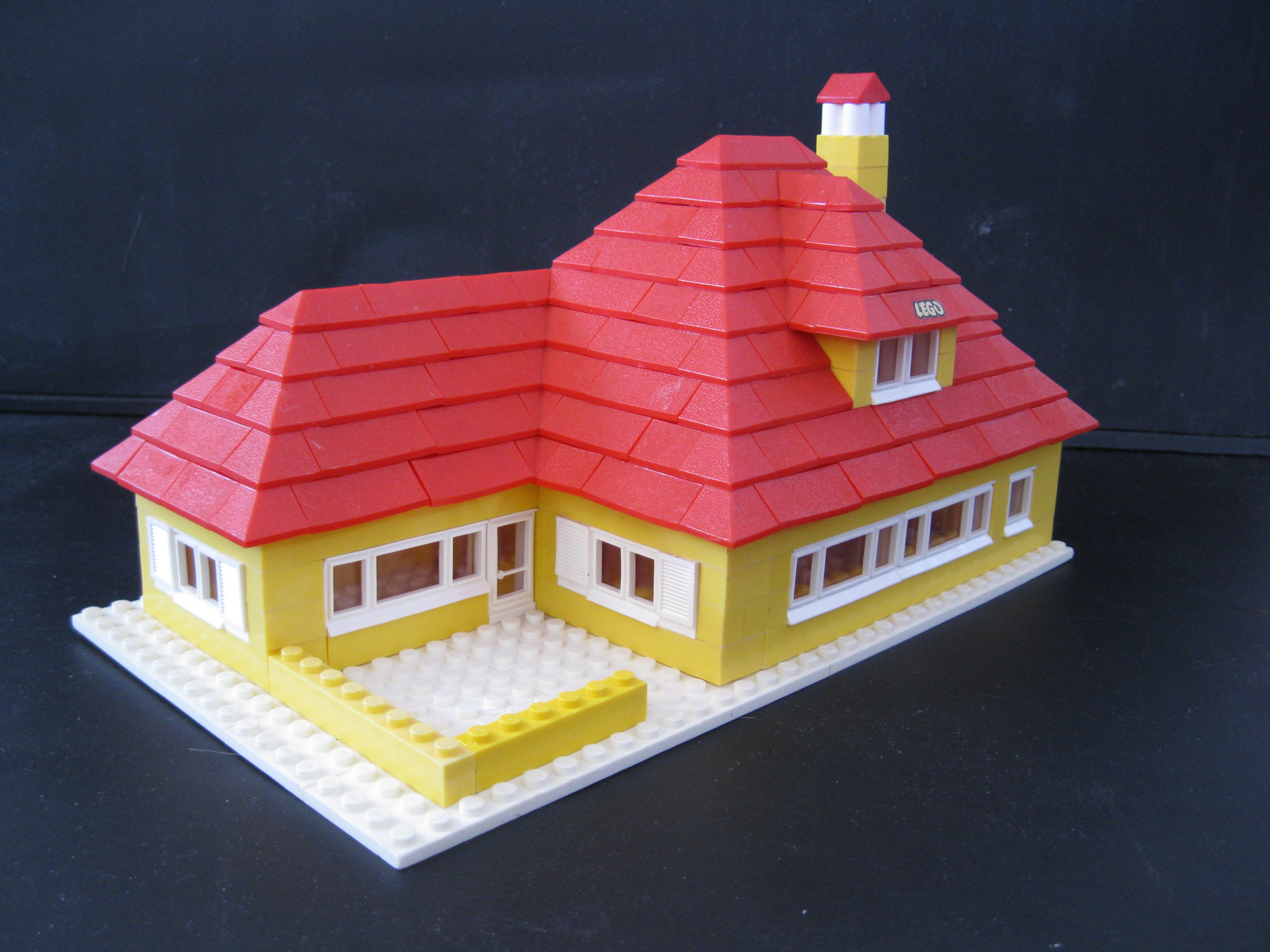 1966_redyellow_bungalow_-_garden_side.jpg