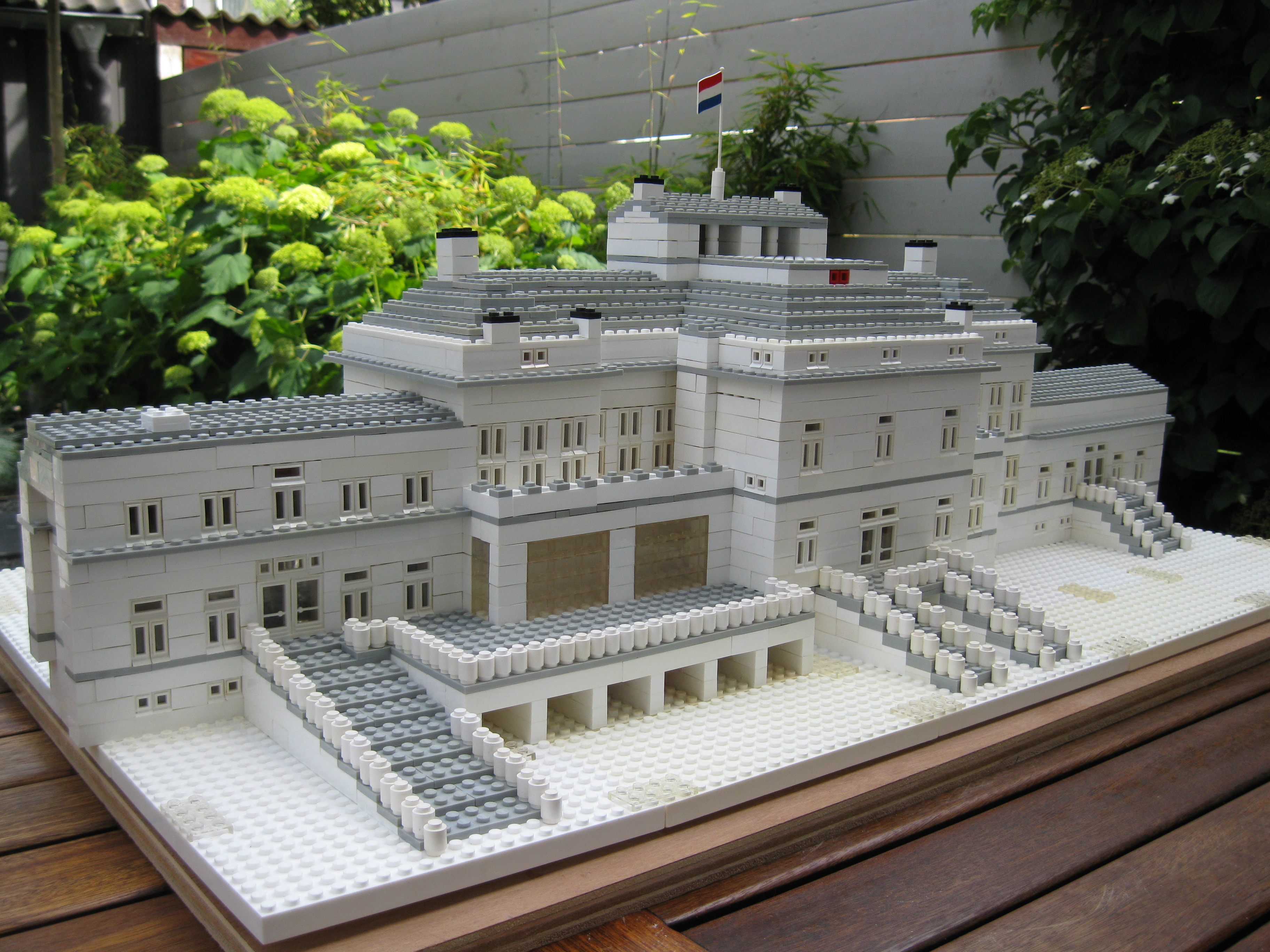 royal_dutch_palace_soestdijk_mainbuilding_moc_-_backleft.jpg