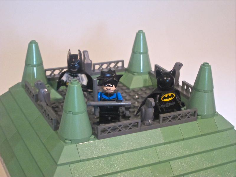 17_batman_nightwing_and_batgirl_on_the_roof.jpg