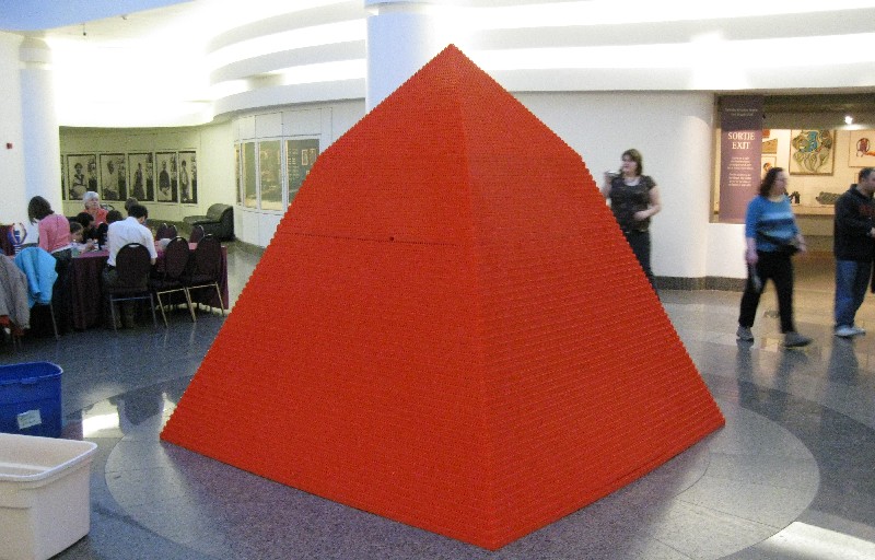 megablok_pyramid_small_bl.jpg