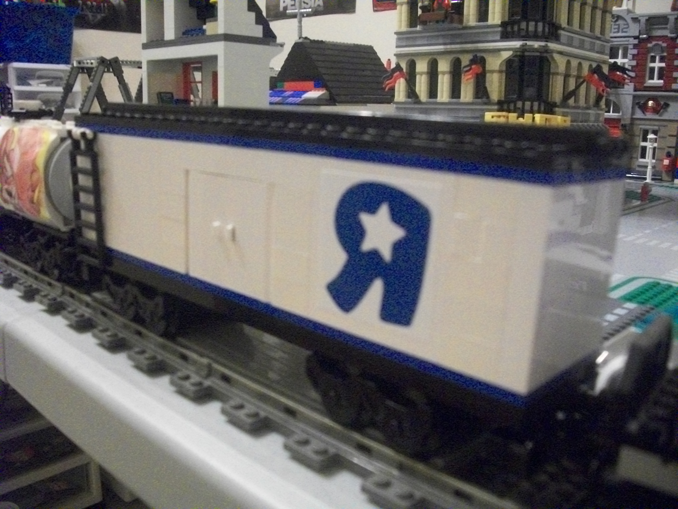 toys_r_us_boxcar_001.jpg
