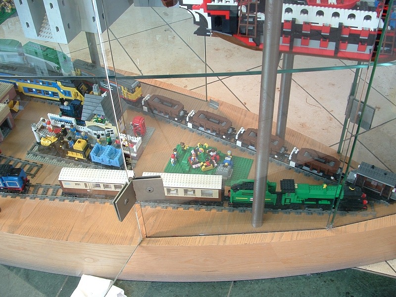 006_train_deck_r.jpg
