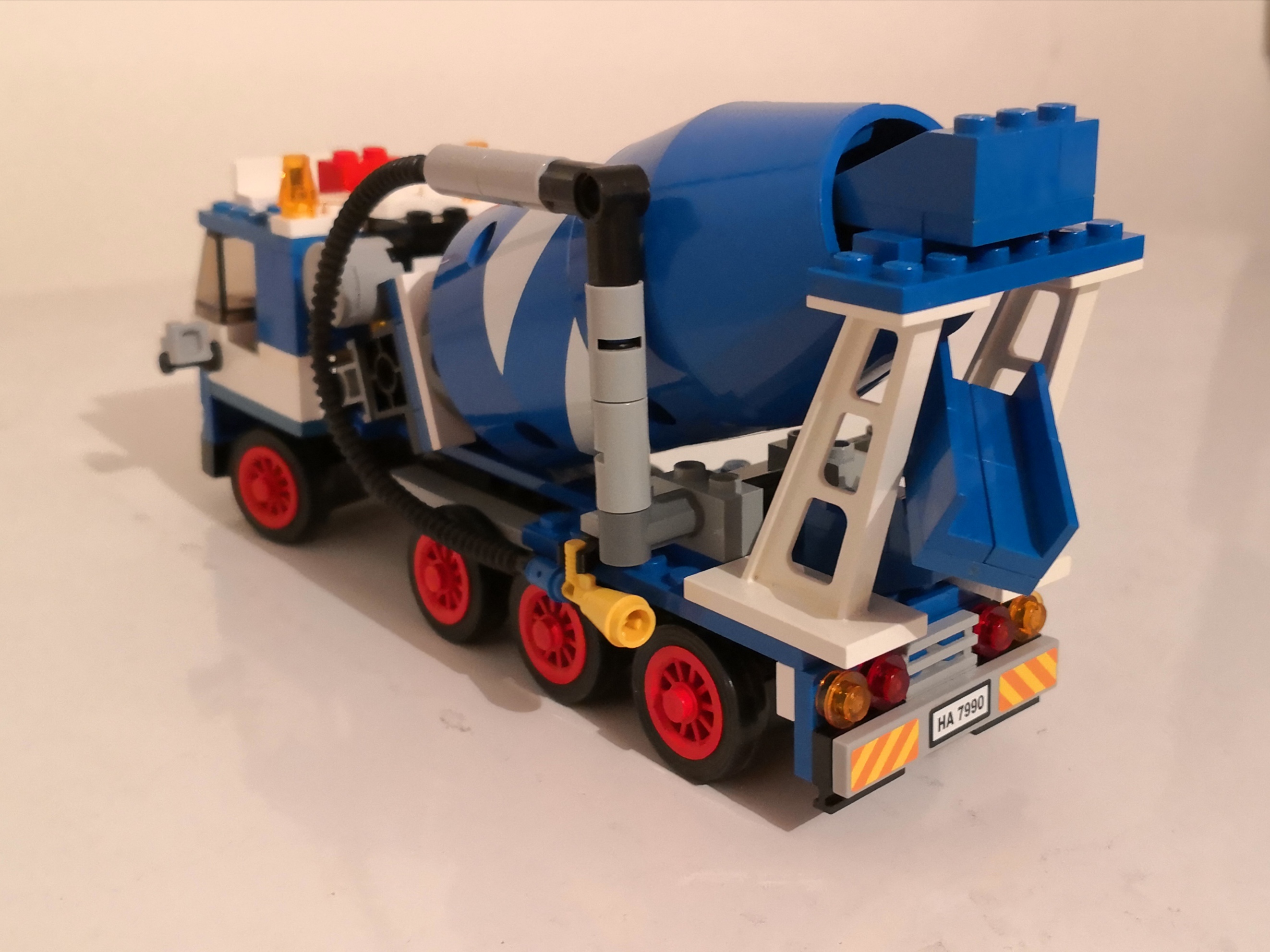 7990_betonmischer_lenk-lkw_hinten_links_2.jpg