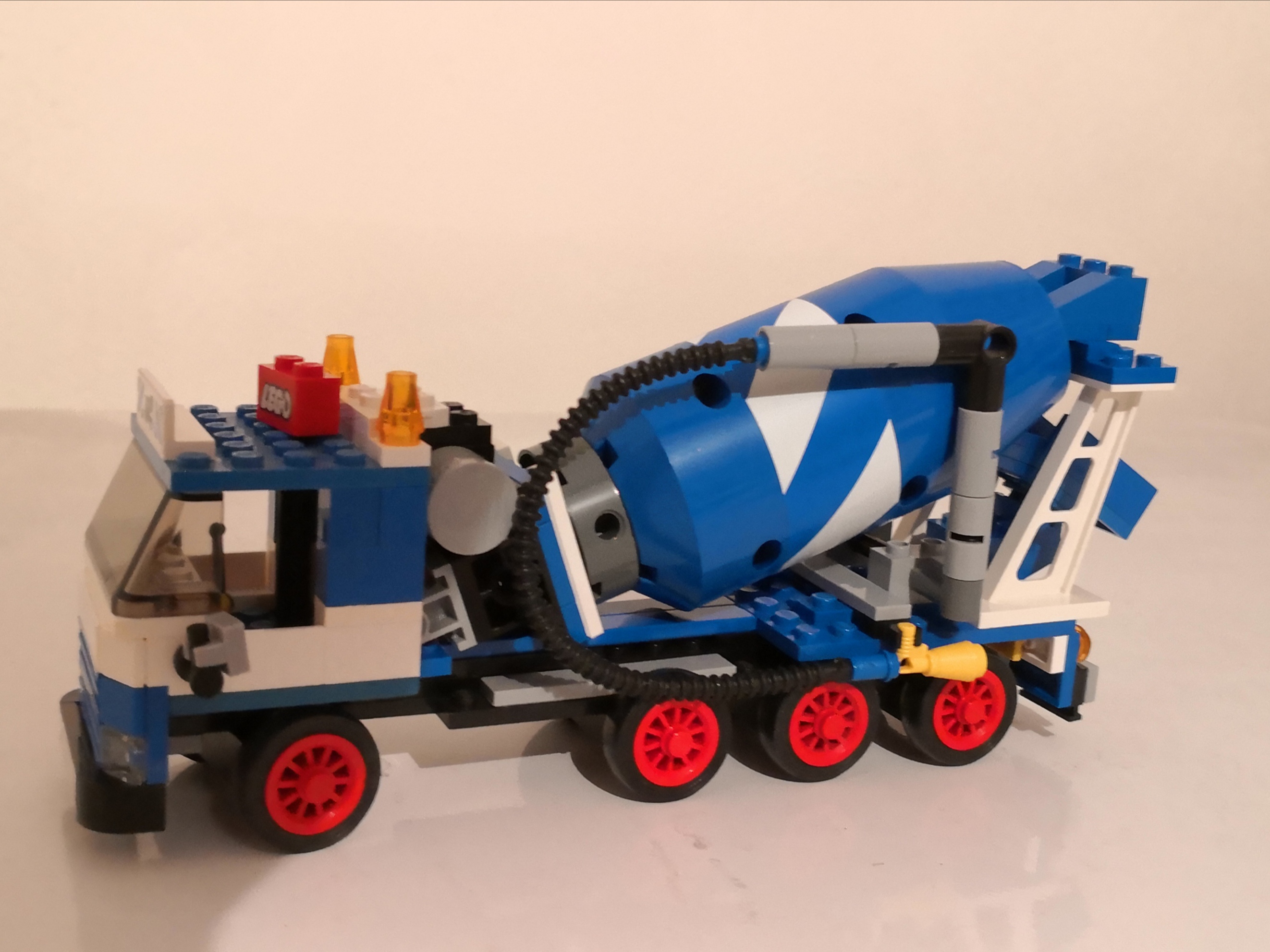 7990_betonmischer_lenk-lkw_seite.jpg