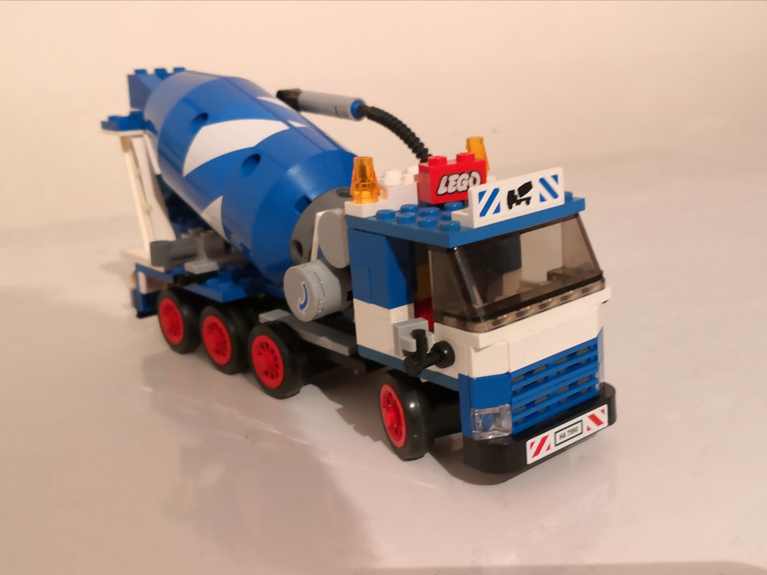 7990_betonmischer_lenk-lkw_vorne_rechts.jpg