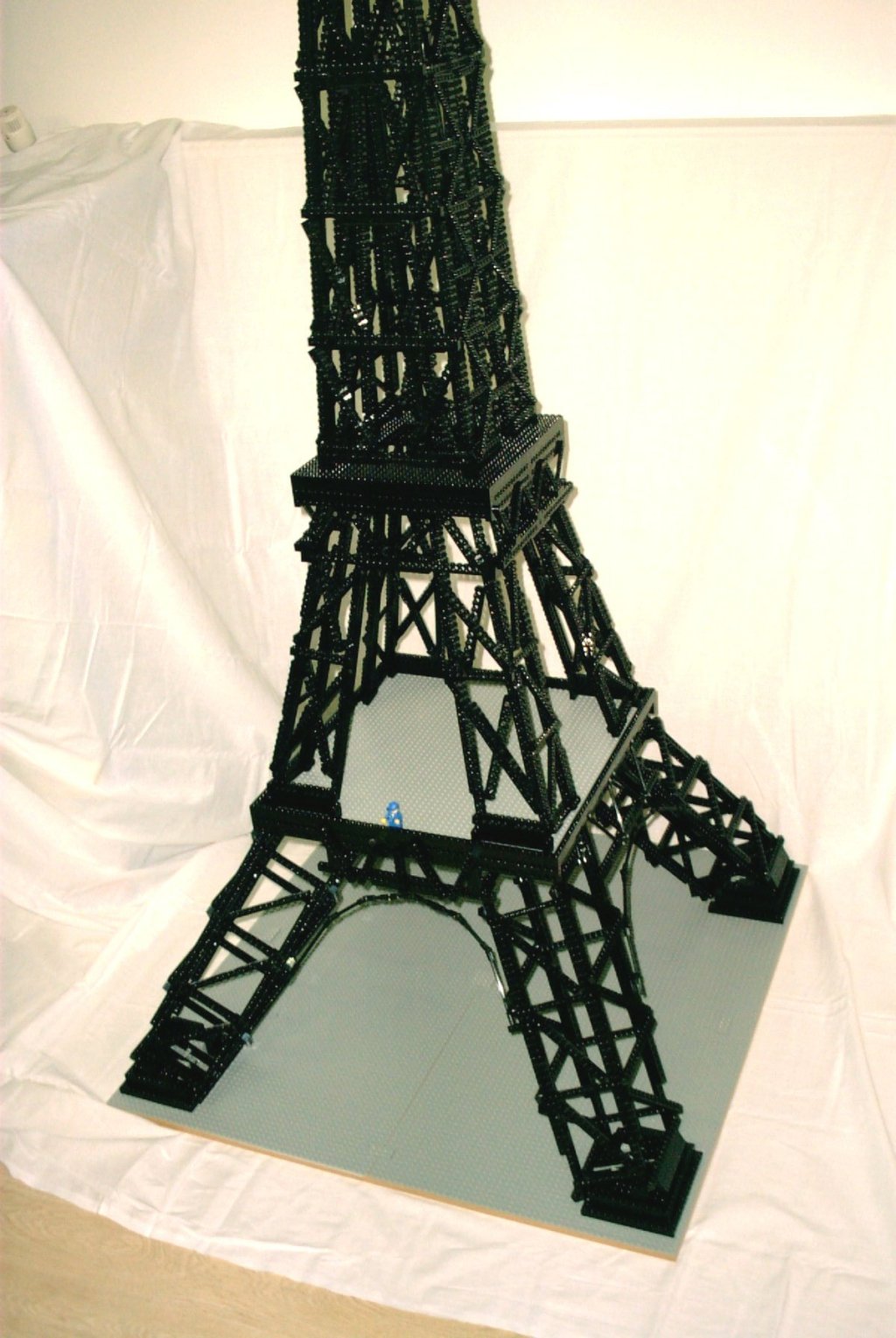 eiffel_base03.jpg