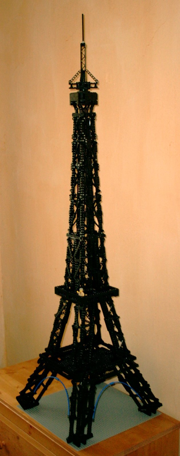 eiffel_full_minifig.jpg