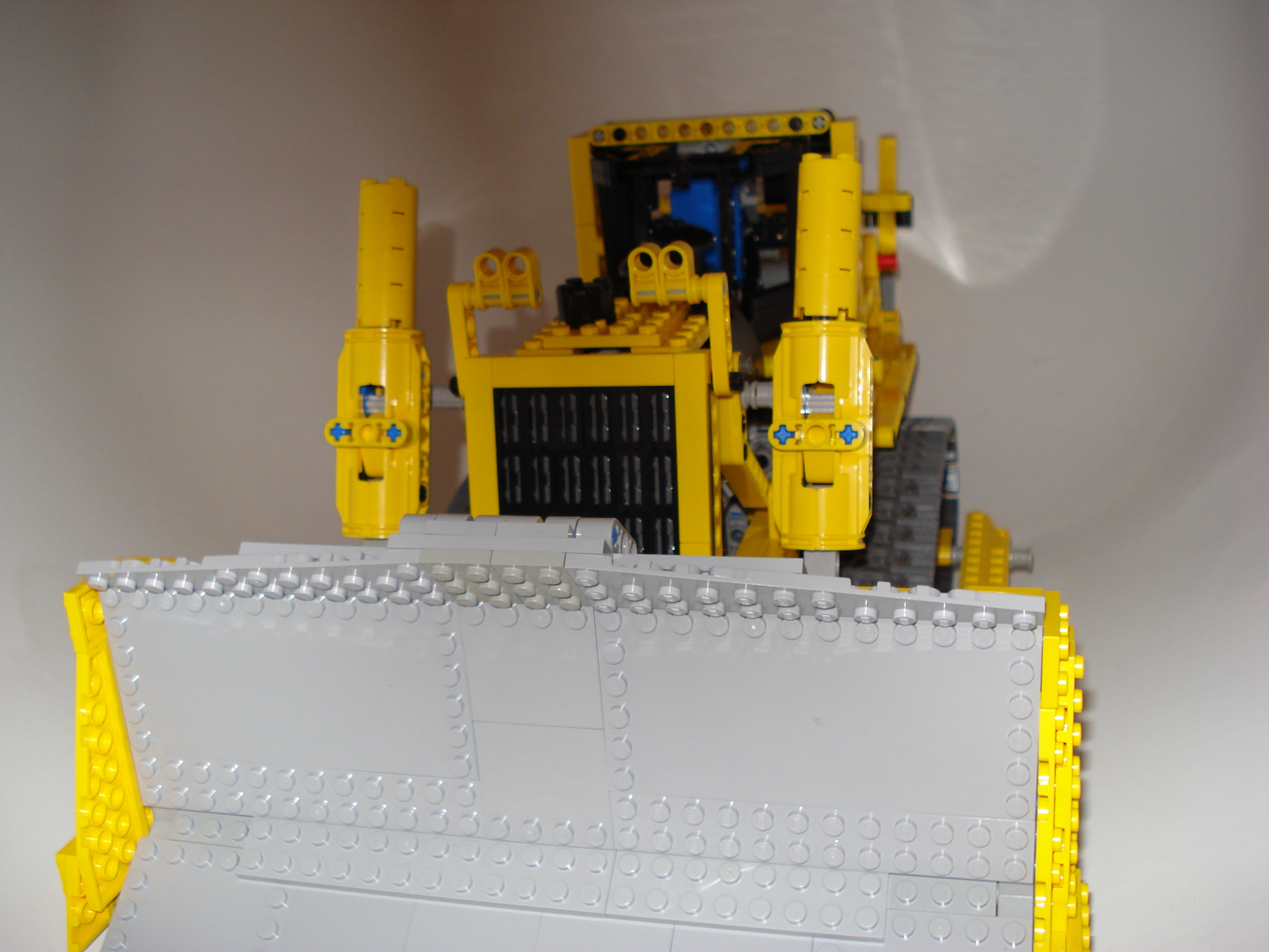 8275-motorized_bulldozer_0.jpg