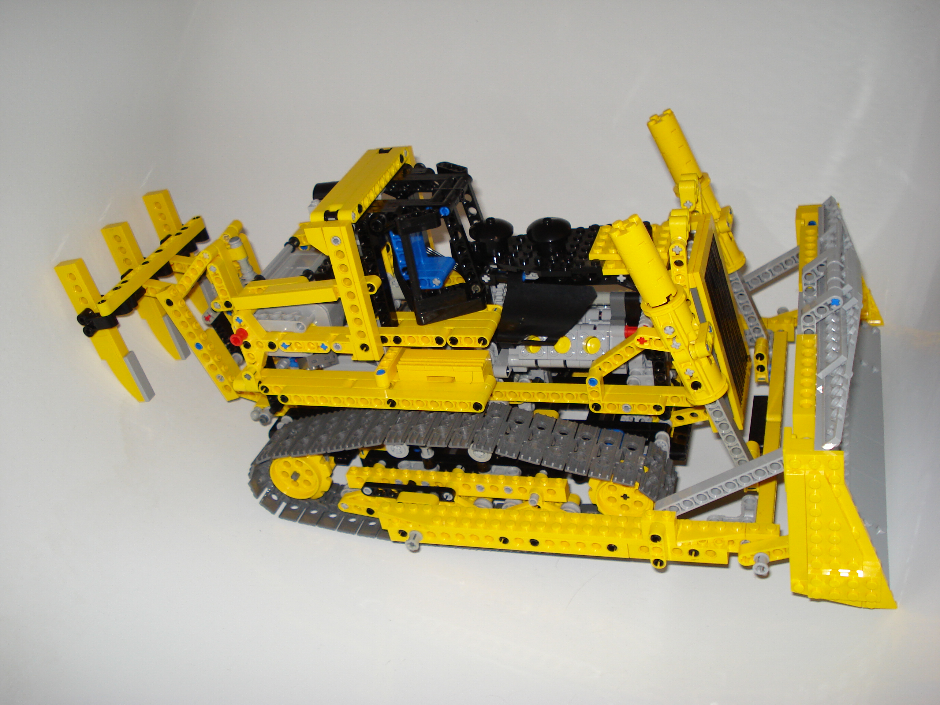 8275-motorized_bulldozer_2.jpg