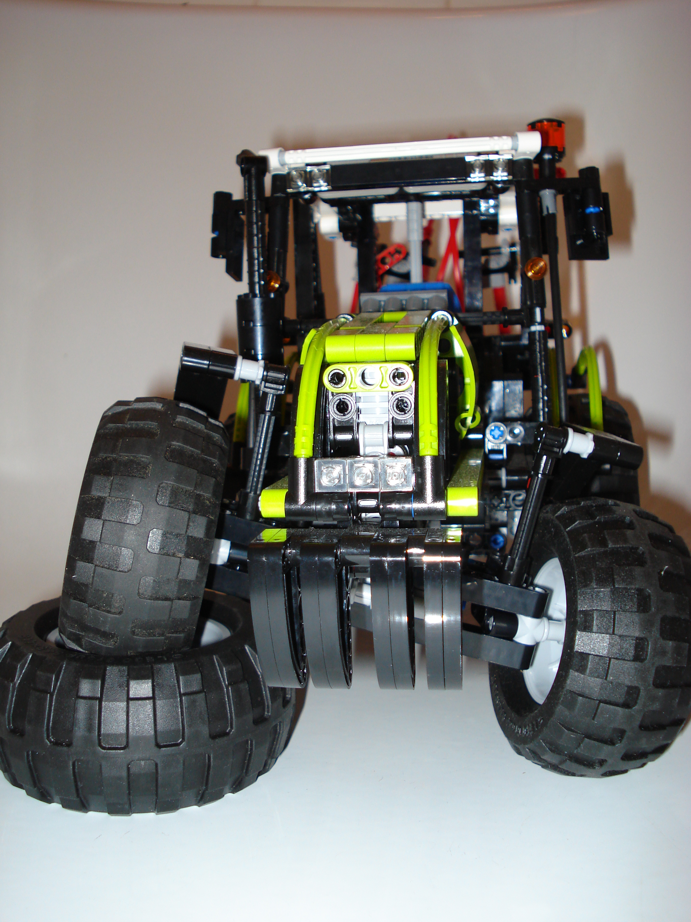 8284-tractor_2.jpg