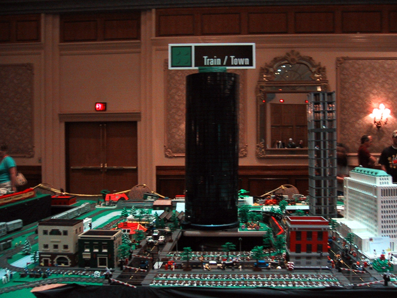 brickfest_august2006_coltc_01_trainlayout.jpg