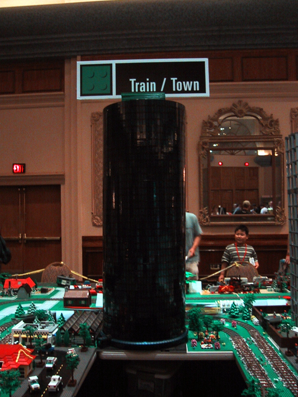 brickfest_august2006_coltc_02_trainlayout.jpg