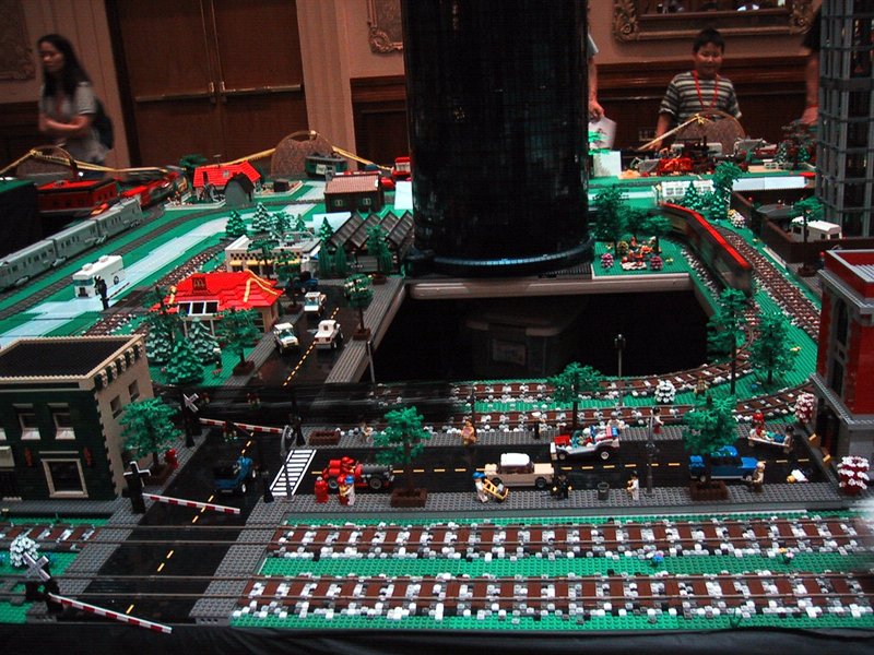 brickfest_august2006_coltc_03_trainlayout.jpg