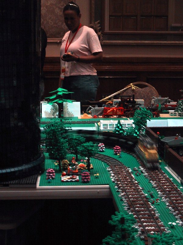 brickfest_august2006_coltc_06_trainlayout.jpg