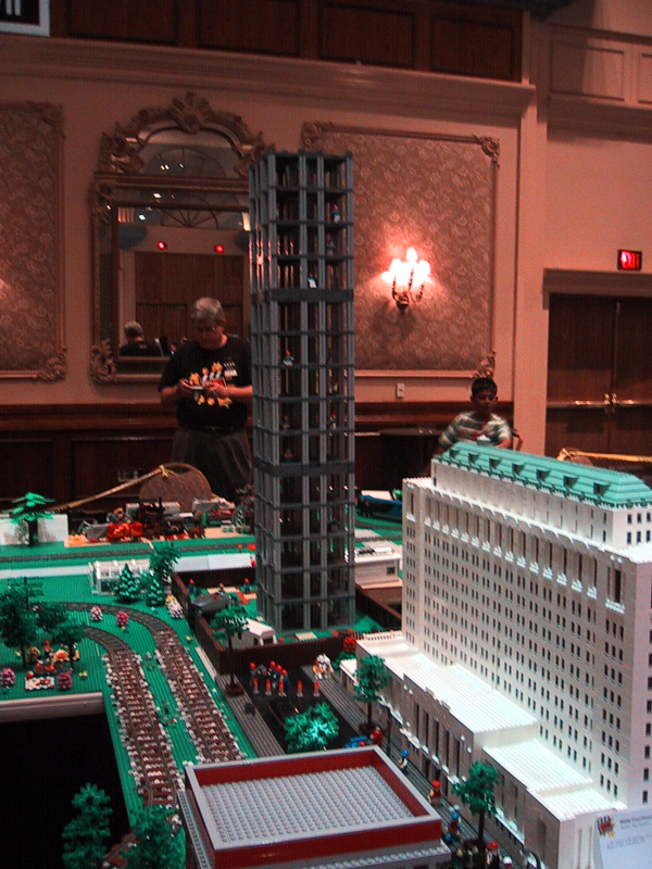 brickfest_august2006_coltc_08_trainlayout.jpg