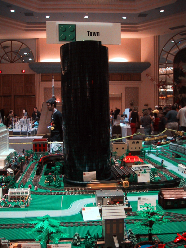 brickfest_august2006_coltc_10_trainlayout.jpg