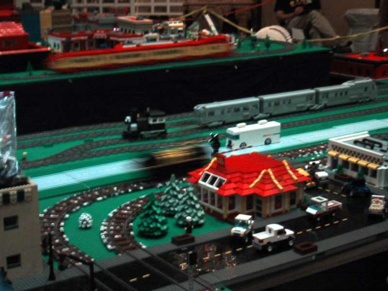 brickfest_august2006_coltc_11_trainlayout.jpg