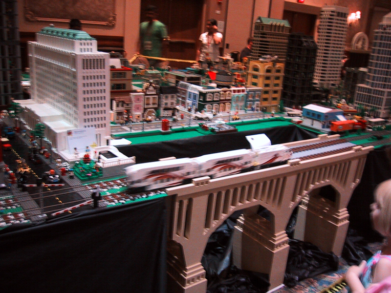 brickfest_august2006_coltc_12_trainlayout.jpg