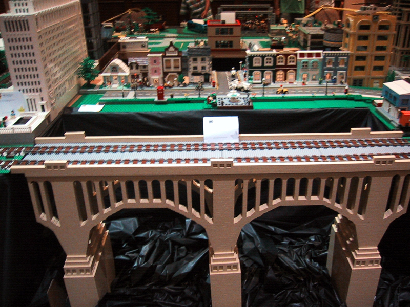 brickfest_august2006_coltc_13_trainlayout.jpg