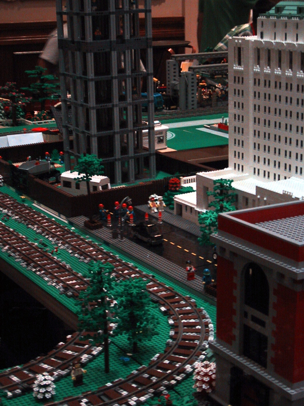 brickfest_august2006_coltc_26_trainlayout.jpg