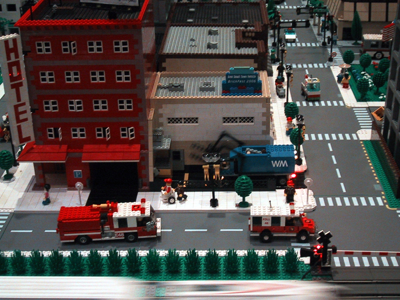 brickfest_august2006_general_11_trainlayout.jpg