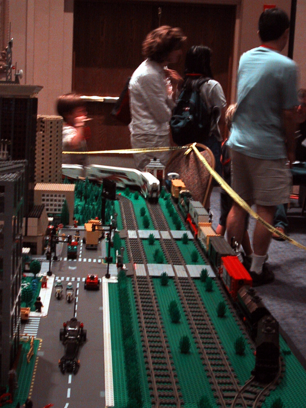 brickfest_august2006_general_12_trainlayout.jpg