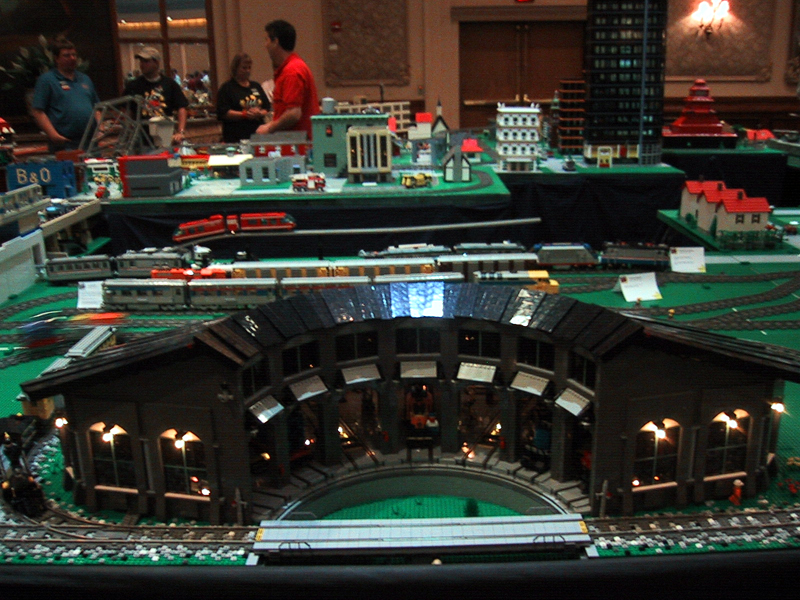 brickfest_august2006_general_14_trainlayout.jpg