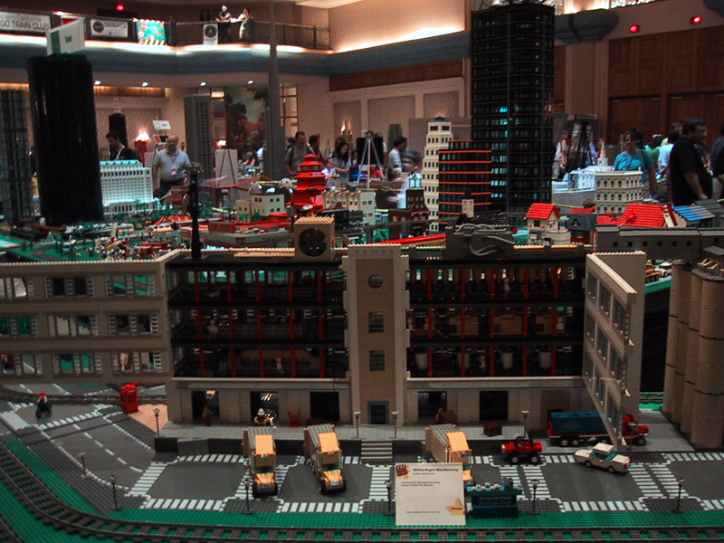 brickfest_august2006_general_15_trainlayout.jpg