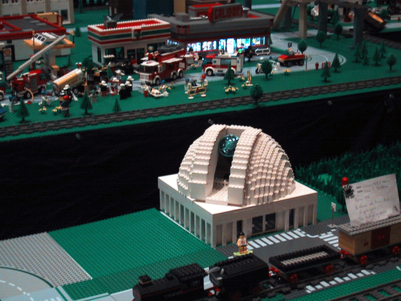brickfest_august2006_general_17_trainlayout.jpg