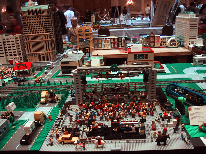 brickfest_august2006_general_18_trainlayout.jpg