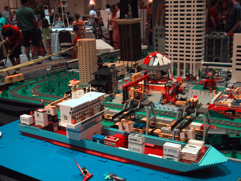 brickfest_august2006_general_20_trainlayout.jpg