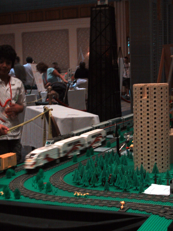 brickfest_august2006_general_22_trainlayout.jpg